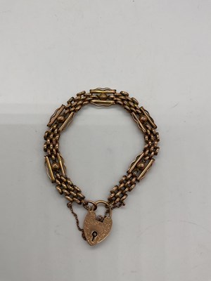 Lot 400 - A 9ct gold bracelet with engraved detail and...