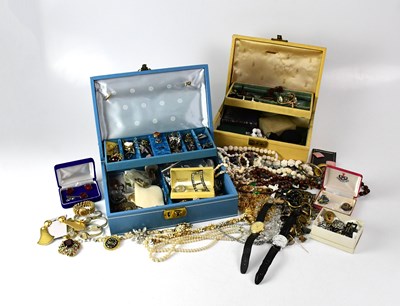 Lot 1165 - A good quantity of costume jewellery to...