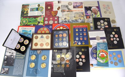 Lot 975 - The Royal Mint and other coin presentation...