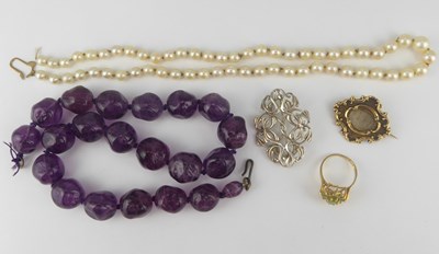 Lot 1158 - Various items of jewellery to include a 9ct...