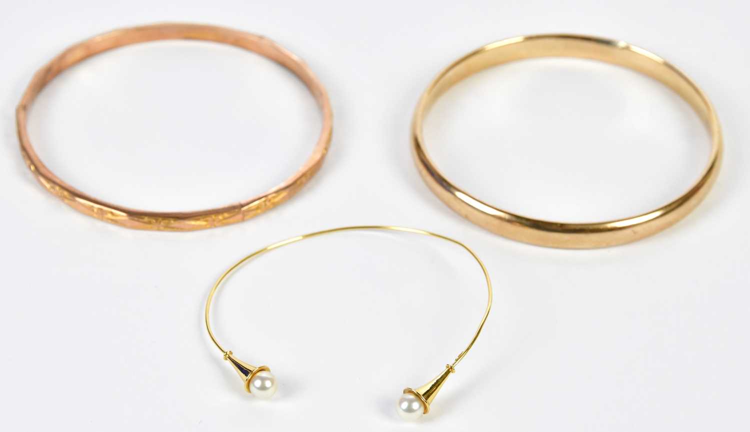 Lot 542 - A 9ct gold bangle, approx. 7.8g, an 18ct gold...
