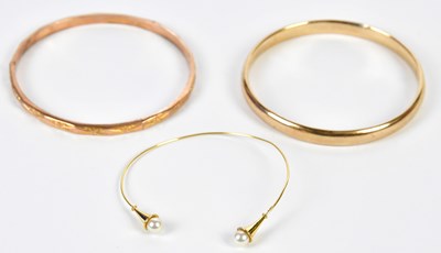 Lot 542 - A 9ct gold bangle, approx. 7.8g, an 18ct gold...