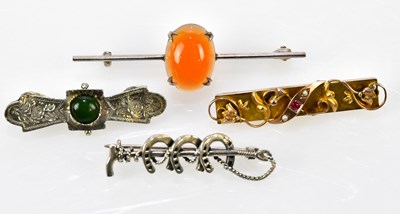 Lot 594 - A 9ct yellow gold Edwardian bar brooch (3g), a...