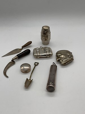 Lot 466 - A group of small silver plated items,...