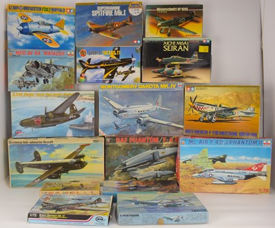 Lot 242 - Sixteen various scale model aeroplane kits, to...