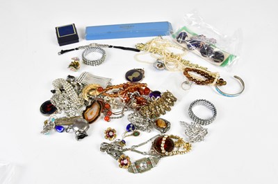 Lot 750 - A quantity of costume jewellery, including...