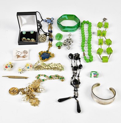 Lot 792 - A quantity of costume jewellery, including...