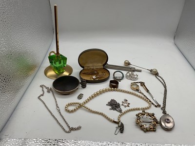 Lot 447 - A quantity of costume jewellery including a...