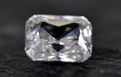 Lot 699 - A loose radiant cut diamond, approx 1ct,...