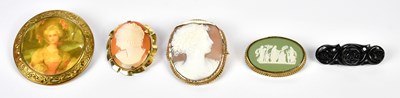 Lot 620 - A group of five brooches, including two cameos,...