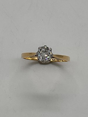 Lot 384 - An 18ct yellow gold diamond solitaire ring,...