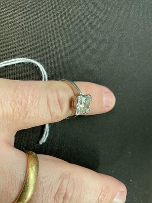 Lot 31 - An 18ct white gold and diamond solitaire ring,...