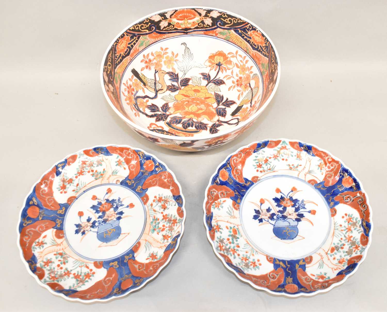 Lot 519 - A Japanese Imari bowl, six character mark to...