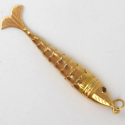 Lot 1104 - A vintage gold reticulated fish pendant with...