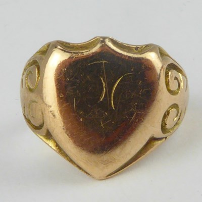 Lot 1029 - A vintage 9ct gold signet ring with shield top...