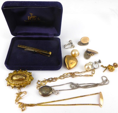 Lot 1120 - Various mixed jewellery to include two 9ct...