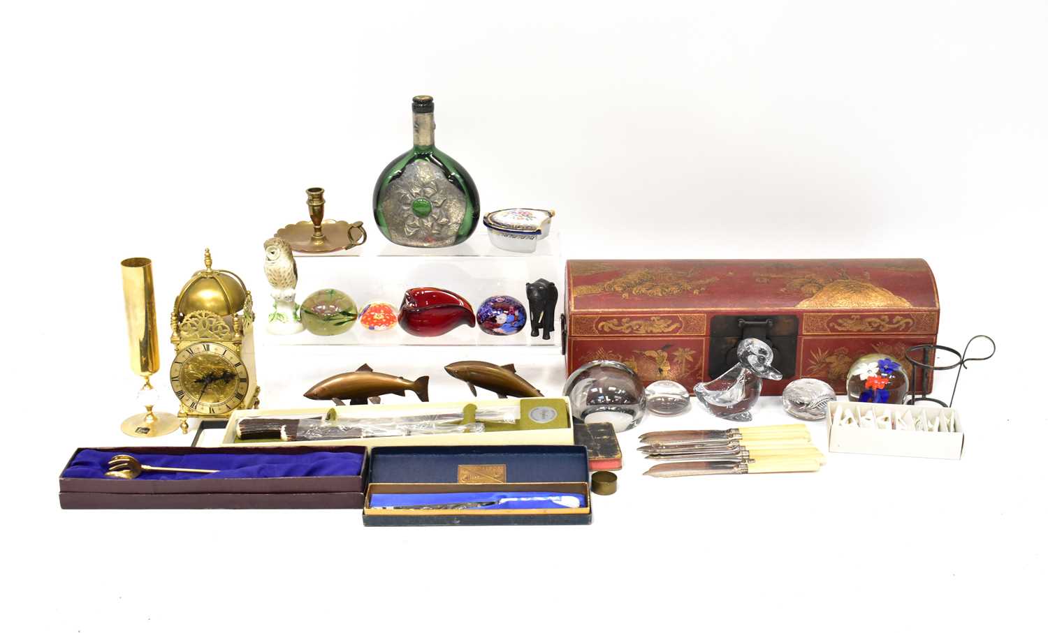 Lot 121 - A group of various collectors' items,...