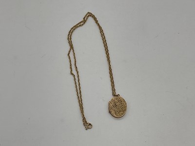 Lot 432 - A 9ct yellow gold oval hinged locket with...