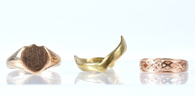 Lot 1031 - Three 9ct gold rings comprising a gentlemen's...