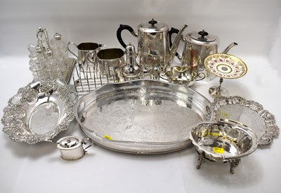 Lot 848 - Various items of silver plate, to include a...