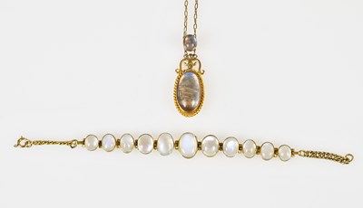 Lot 556 - An Edwardian graduated moonstone yellow metal...