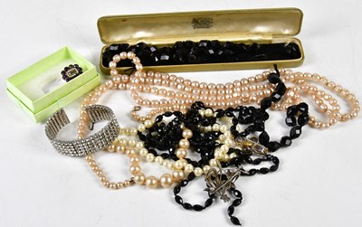 Lot 784 - A small collection of costume jewellery to...