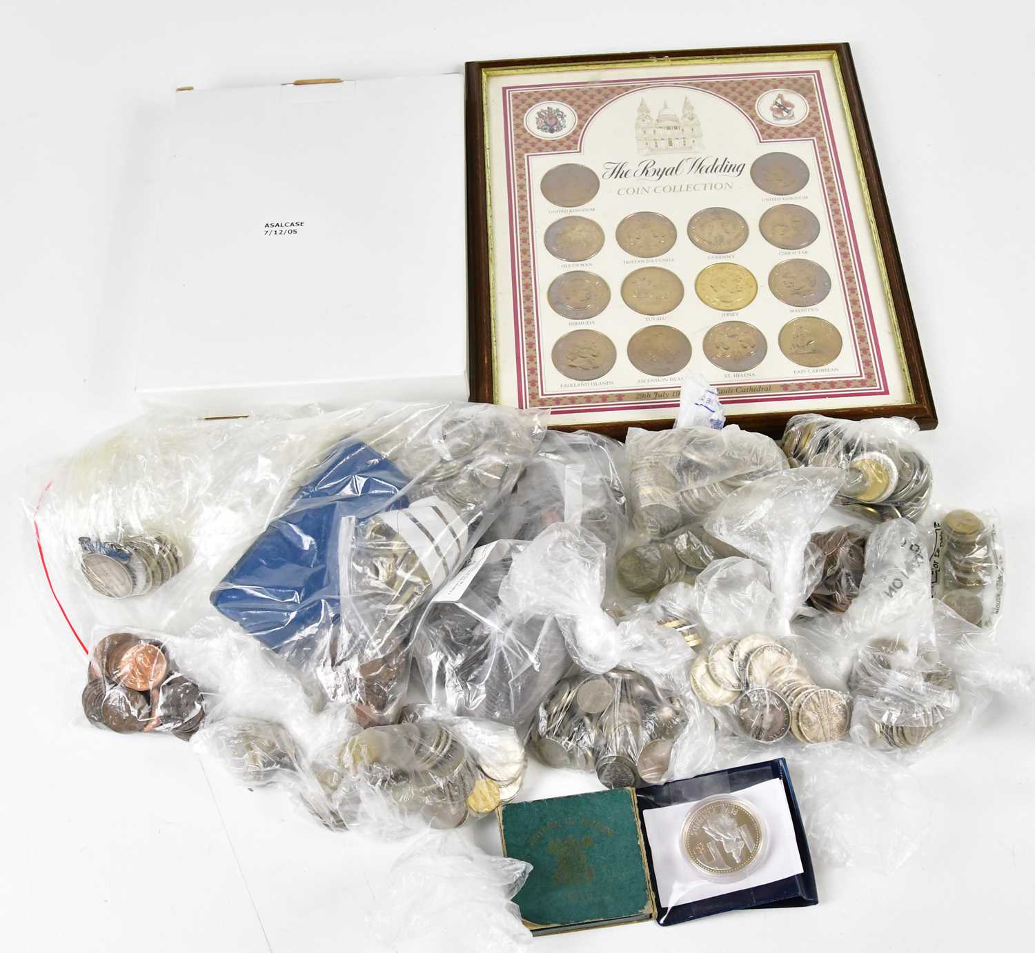 Uk Coin Collection Rabbit Lot 3156 - A collection of predominantly British coins