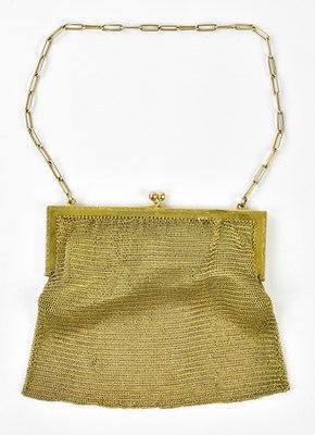 Lot 3 - A 9ct yellow gold mesh purse with internal...