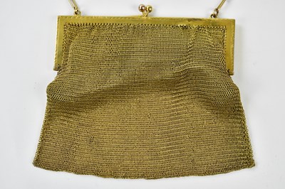 Lot 3 - A 9ct yellow gold mesh purse with internal...