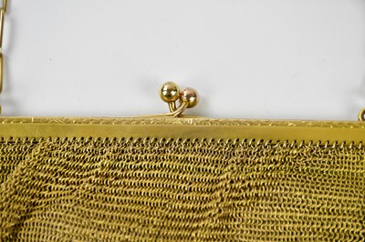 Lot 3 - A 9ct yellow gold mesh purse with internal...