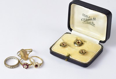 Lot 1133 - A quantity of 9ct gold items to include rings,...