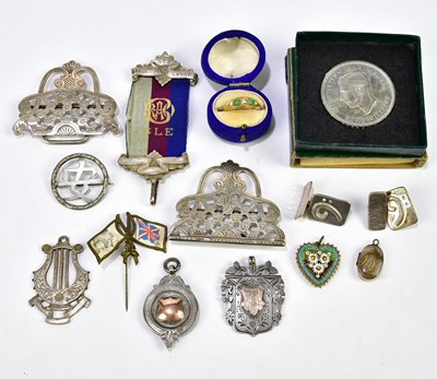 Lot 787 - A small group of costume jewellery and other...