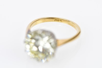 Lot 23 - An 18ct yellow gold diamond solitaire ring,...