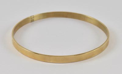 Lot 924 - A 9ct yellow gold bangle, diameter 6.5cm,...