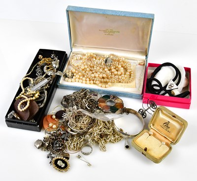 Lot 709 - A quantity of costume jewellery, including...