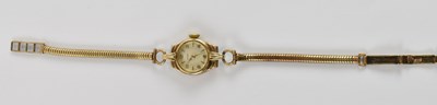 Lot 1018 - A 9ct yellow gold lady's wristwatch.