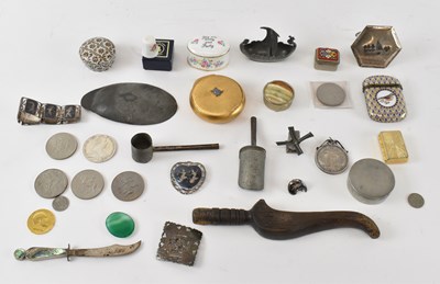 Lot 305 - A small quantity of collectors' items,...