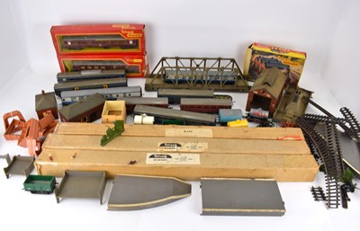 Lot 438 - HORNBY; OO and other model railway items and...