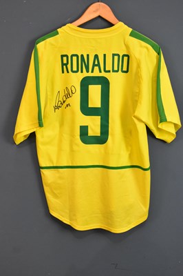 Lot 5256 - RONALDO (R9); a Brazil 2002 football shirt,...