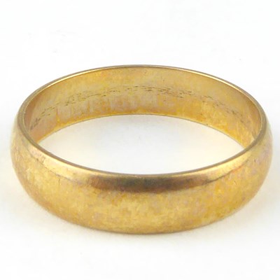 Lot 1014 - A 9ct gold wedding band, size H, approx. 1.8g.