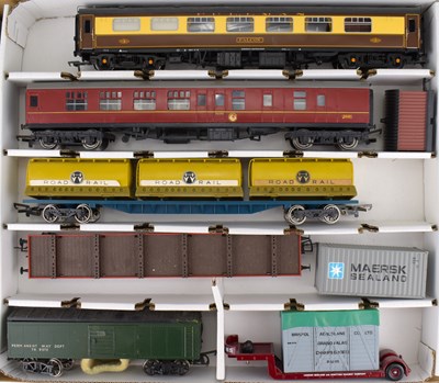 Lot 456 - Various OO gauge coaches, wagons, etc, to...