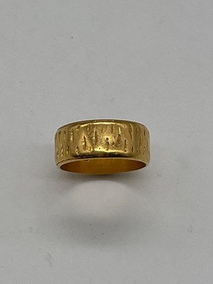 Lot 408 - A 22ct yellow gold wedding band with engraved...