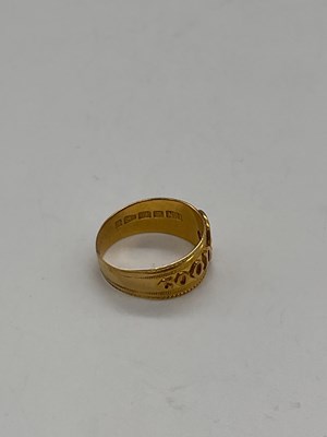 Lot 416 - An 18ct yellow gold 'Good Luck' ring set with...