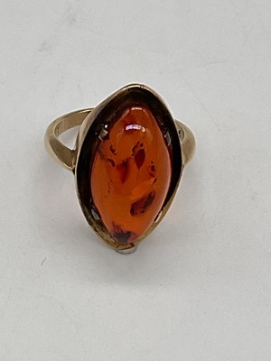 Lot 436 - A 9ct yellow gold amber ring with insect set...