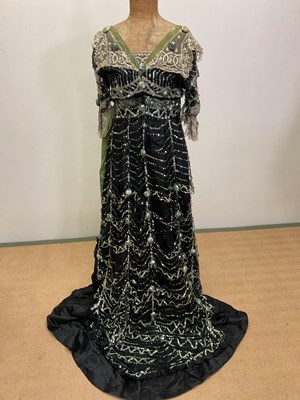 Lot 78 - An early 20th century evening dress of lace...