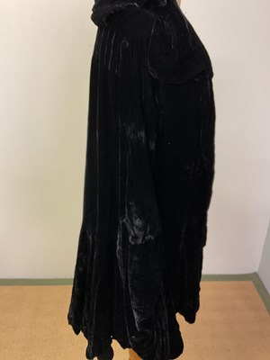 Lot 78 - An early 20th century evening dress of lace...
