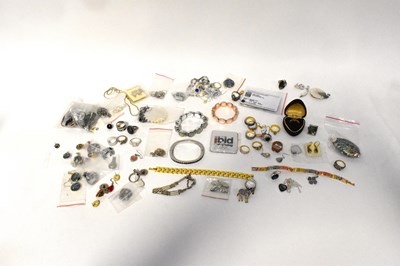 Lot 1140 - A quantity of loose modern costume jewellery.