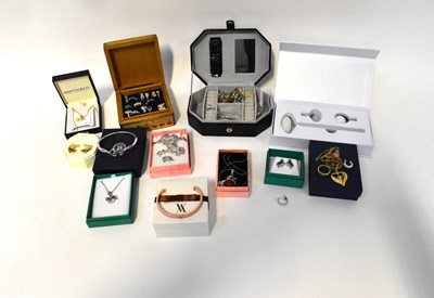 Lot 1138 - Various boxed costume jewellery, including...