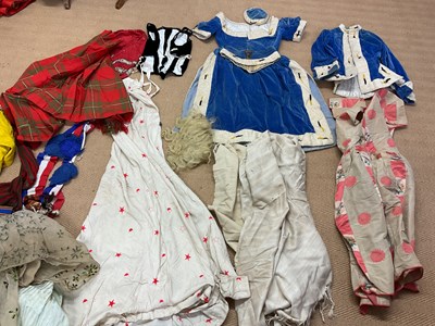 Lot 122 - A bag of vintage textiles and accessories to...