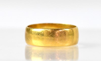 Lot 1037 - A 22ct gold wedding ring in the form of a flat...